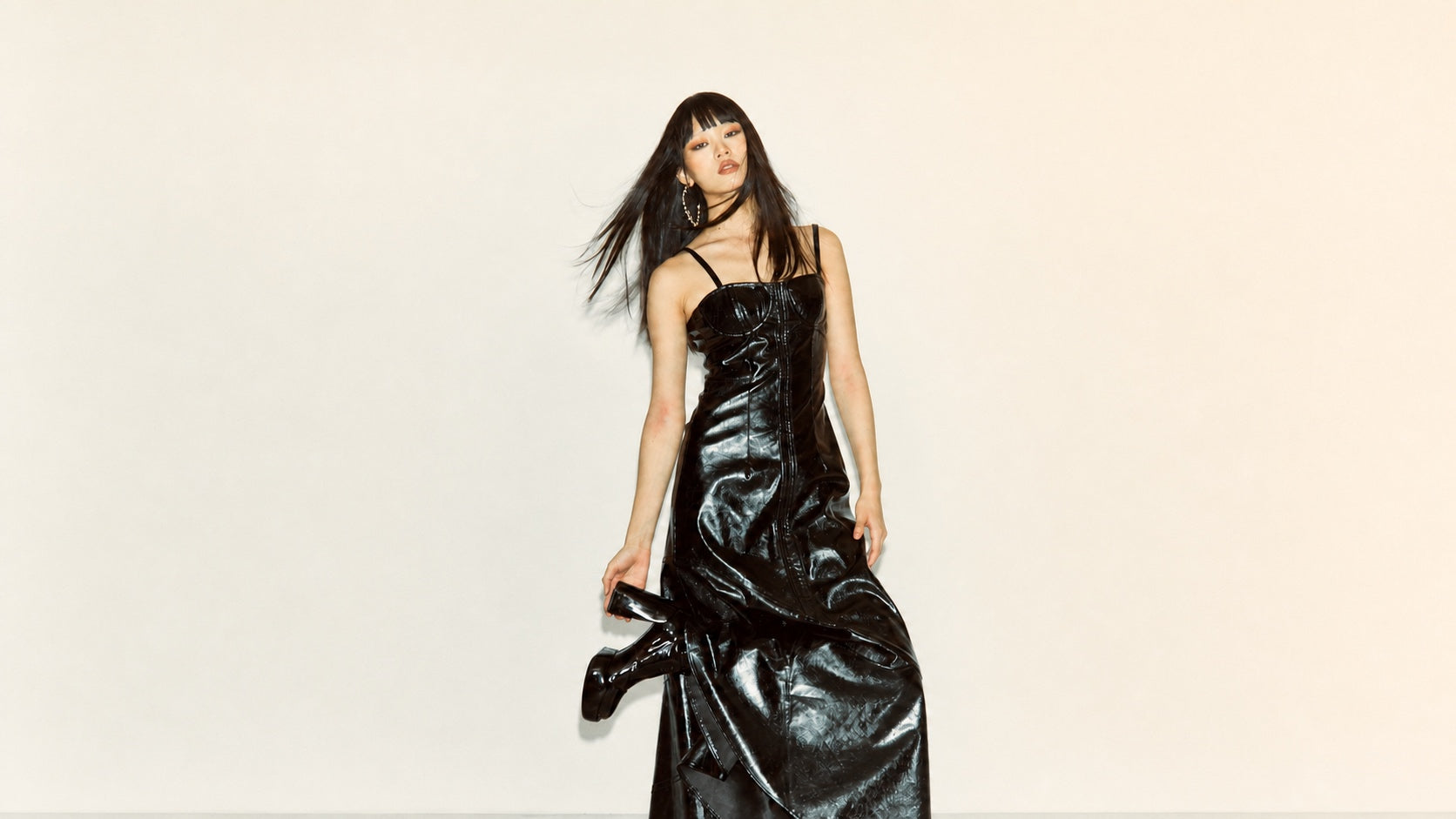 Dekonstruiertes Maxikleid aus Faux-Leder